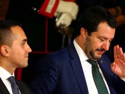 El minist4ro del Interior y jefe de La Liga, Matteo Salvini, junto al ministro de Industria, Luigi Di Maio 