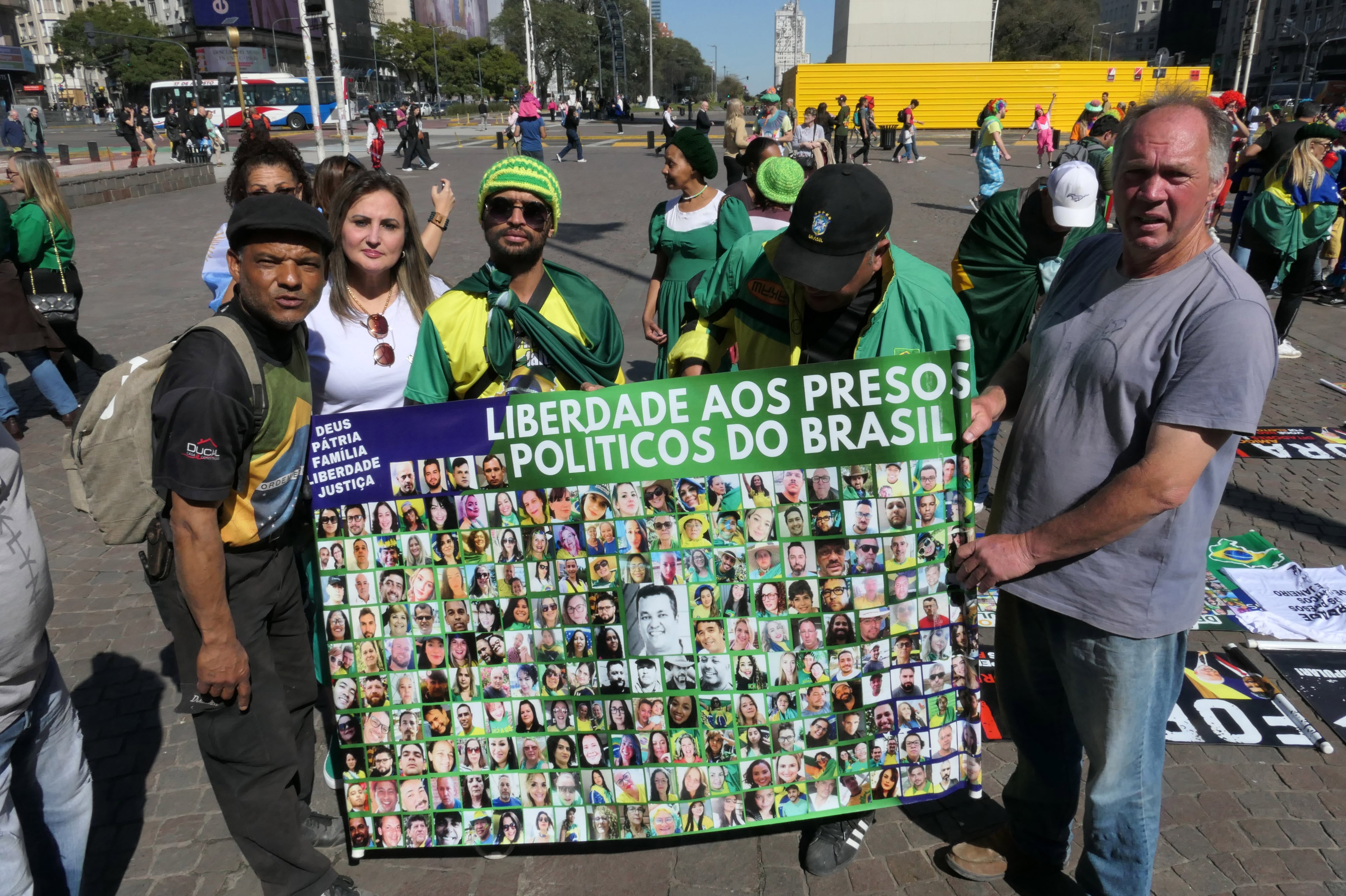 Algunos ciudadanos acusados de asaltar el Congreso en Brasil protestan durante el Día de la Independencia de Brasil en Argentina. 