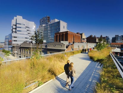 El High Line de Nueva York, con el edificio IAC, proyectado por Frank Gehry, a la izquierda. 