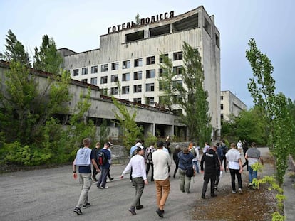 Un grupo de turistas pasea a inicios de este mes por la ciudad fantasma de Prípiat, en la zona de exclusión de Chernóbil.