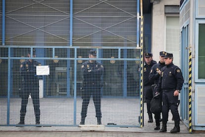 Varios policías vigilan al entrada principal del CIE de Barcelona.