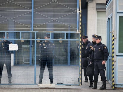 Varios policías vigilan al entrada principal del CIE de Barcelona.