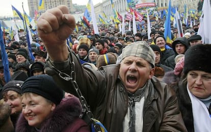 Un hombre alza su puño en la manifestación opositora en Kiev.