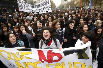 La concentración ha comenzado alrededor de las 10.30 en la plaza de Los Héroes, a convocatoria de los alumnos del Liceo Manuel Barros Borgoño, que ha sido respaldada por la Asamblea Coordinadora de Estudiantes Secundarios, según informa Europa Press.