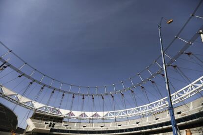 El diseño de la cubierta contribuirá a que el sonido procedente de las gradas se vea reflejado en la parte inferior de la estructura impidiendo que las ondas sonoras abandonen el estadio lo que hará que los gritos de ánimo de nuestra afición tengan aún más protagonismo.