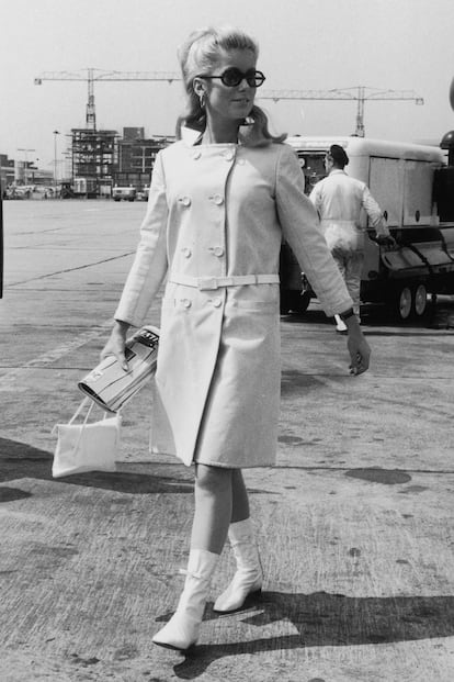 Catherine Deneuve: musa de Yves Saint Laurent y una de las que mejor lució la moda de los 60 (véase el ejemplo en la película Los paraguas de Cherburgo).