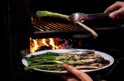 Los 'calçots' del restaurante Candeli en Madrid, en una imagen cedida por el restaurante.