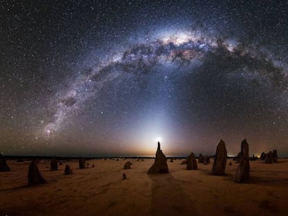 A Via Láctea vista do Parque Nacional de Nambung, no oeste da Austrália.