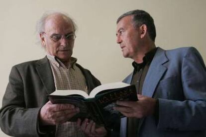 Agustín Sánchez Vidal (a la derecha), con Carlos Saura en la presentación de <i>La llave maestra.</i>