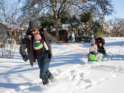 Tormenta invernal en Texas hombre lleva a sus hijas en la nieve