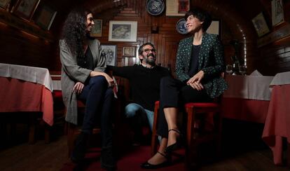 Maria Llorens, Sergio Veiga y Montse Calleja, en el Cafe Gijón de Madrid.