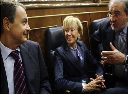 El presidente y los vicepresidentes De la Vega y Solbes conversan en el Congreso