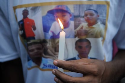 Camiseta com o rosto dos cinco jovens de Costa Barros, mortos por tiros de fuzil da polícia do Rio