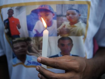 Camiseta com o rosto dos cinco jovens de Costa Barros, mortos por tiros de fuzil da polícia do Rio