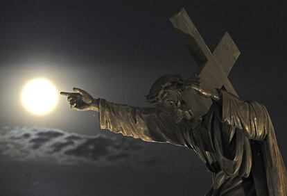 Estatua de la iglesia de la Santa Cruz en Varsovia, Polonia.