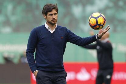 El entrenador del Real Betis, Víctor Sánchez del Amo, con gesto triste..