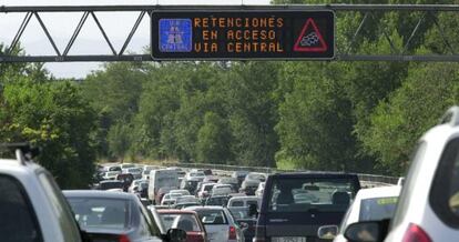 Las carreteras de Madrid registran retenciones en las primeras horas de la operaci&oacute;n especial de tr&aacute;fico con motivo de las vacaciones de verano.