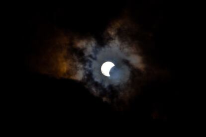 El eclipse de Sol h&iacute;brido, visto desde la isla canaria de Tenerife.