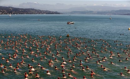 Personas nadan para cruzar el lago de Zúrich en un evento que tiene lugar cada año en Zúrich (Suiza). 