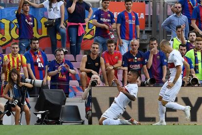 Cucho Hernández celebra su gol marcado al Barcelona.