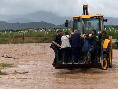 Rescate de varias personas atrapadas en la N-238, a la altura de Vinaròs (Castellón), este miércoles.