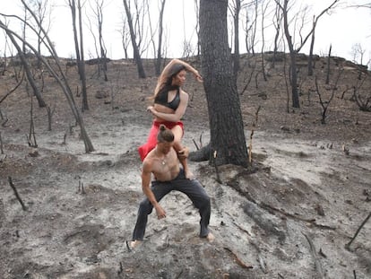 Els ballarins Edgar Cid i Rebeca Portillo, en un bosc cremat de la Ribera d'Ebre.