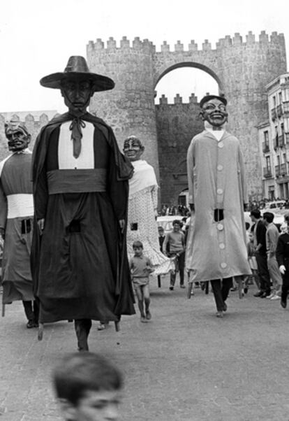 Ávila, 15 de octubre de 1968. Desfile de gigantes y cabezudos ante las murallas medievales, durante las populares fiestas en honor a santa Teresa.