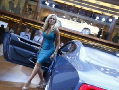 Sonya Kraus, presentadora de la televisión alemana, posa junto a un Volvo GT ayer en el Salón del Automóvil de Fráncfort.