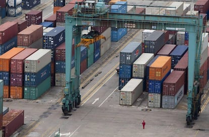 Contenedores de mercancía en un puerto