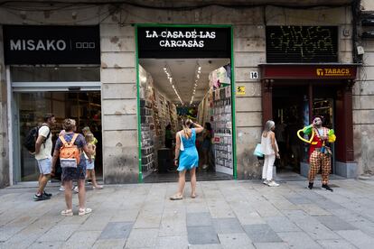 Varios negocios en el eje comercial de Portal de l’Àngel, el 9 de agosto.