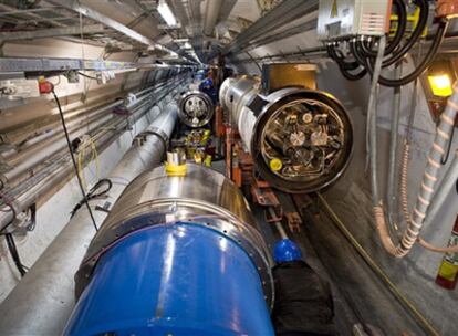 Instalación de uno de los grandes imanes reparados del acelerador de partículas LHC en el túnel que lo aloja.