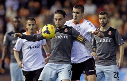 Sergio Garc&iacute;a protege el bal&oacute;n ante Romeu.