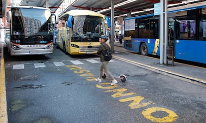 Autobuses aparcados en la estación de Gijón, este lunes.
