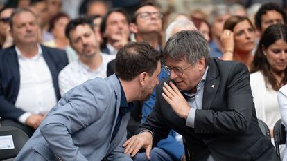 El expresidente de la Generalitat Carles Puigdemont conversa con el eurodiputado de Junts, Toni Comín, durante un acto de campaña de JxCat para las elecciones europeas celebrado en el sur de Francia.