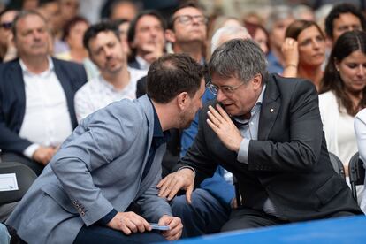 El expresidente de la Generalitat Carles Puigdemont conversa con el eurodiputado de Junts, Toni Comín, durante un acto de campaña de JxCat para las elecciones europeas celebrado en el sur de Francia.