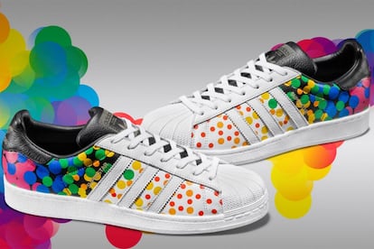 Un año más, Adidas reedit las míticas Superstar (y otros tres modelos más) con un estampado de lunares inspirado en los colores de la bandera LGTBQ.

 