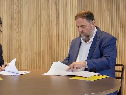 Bolaños y Junqueras firman el acuerdo, en una imagen distribuida por el PSC.