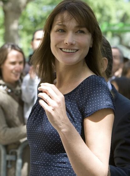 Carla Bruni ha confesado en un documental que va al psicoanalista desde hace varios años. La grabación será difundida en noviembre, según ha informado la edición digital de <i>Elle</i>. La esposa de Sarkozy ha asegurado en la cinta, dirigida por el psicoanalista Gérard Miller, que no pensaba que necesitara ir a terapia hasta que falleció su padre, cuando ella tenía 28 años. El documental, que dura 52 minutos, recoge también testimonios de otras personalidades que recuerdan su primera sesión de psicoanálisis, como el diseñador Karl Lagerfeld o la escritora Marie Darrieussecq.