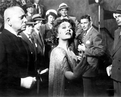 Erich von Stroheim y Gloria Swanson (1899 - 1983), en el papel de Norma Desmond, en la escena final de 'El crepúsculo de los dioses', en 1950.