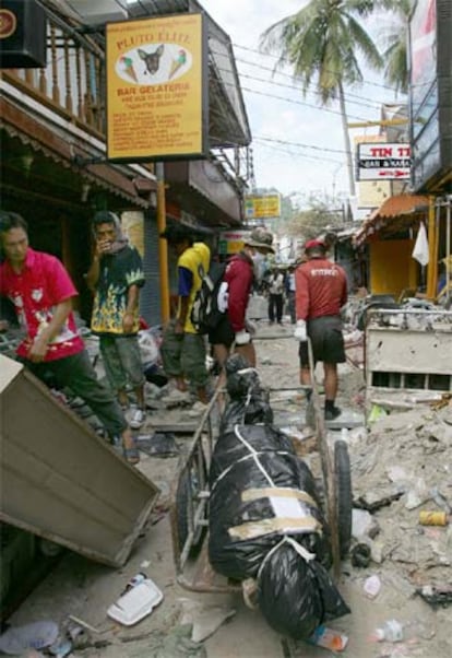 Los servicios de socorro trasladan un cadáver por una calle de la isla tailandesa de Phi Phi.