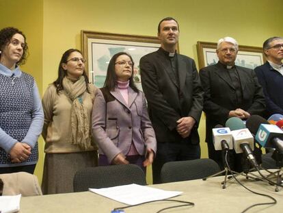 Monjas miguelianas y sacerdotes que apoyan a Miguel Rosendo, durante su comparecencia en Pontevedra.