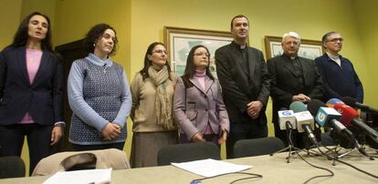 Monjas miguelianas y sacerdotes que apoyan a Miguel Rosendo, durante su comparecencia en Pontevedra.