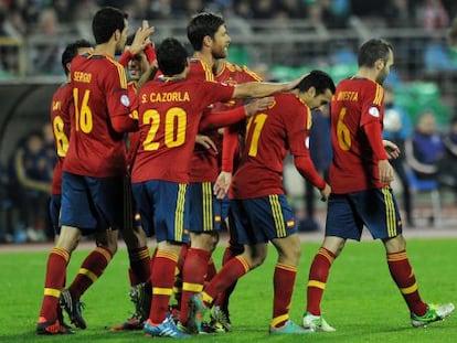 Los jugadores de España felicitan a Pedro.