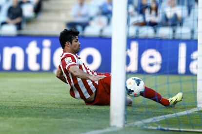 Secuencia del golpe que sufrió Diego Costa tras marcar gol.