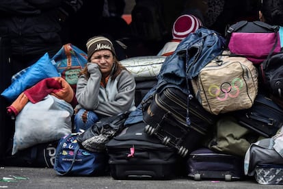 Una mujer venezolana espera frente a la oficina de inmigración colombiana en el puente de Rumichaca, en Tulcán (Ecuador).