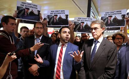 Omar Shakir, director para Israel y Palestina de Human Rights Watch (HRW), en el aeropuerto Ben Gurion de Tel Aviv.