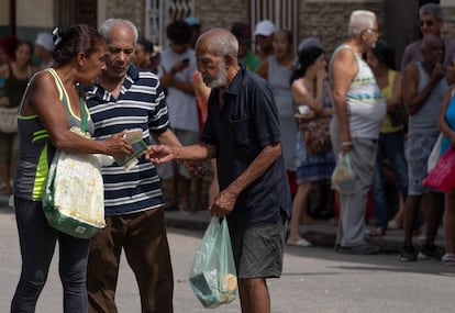 Un grupo de personas en La Habana, el 16 de febrero.