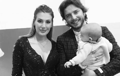 Manuel Carrasco, su pareja Almudena Navalón y su hija Chloe.