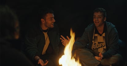 Unai Arana y Jon Lukas, en la serie 'Desaparecido'.