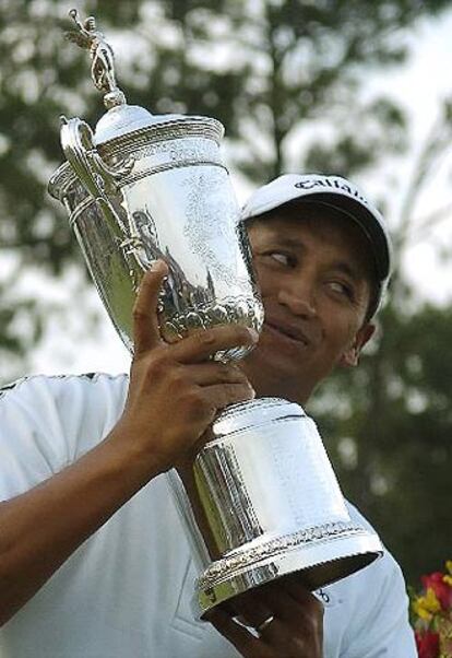 Michael Campbell levanta el trofeo de campeón.